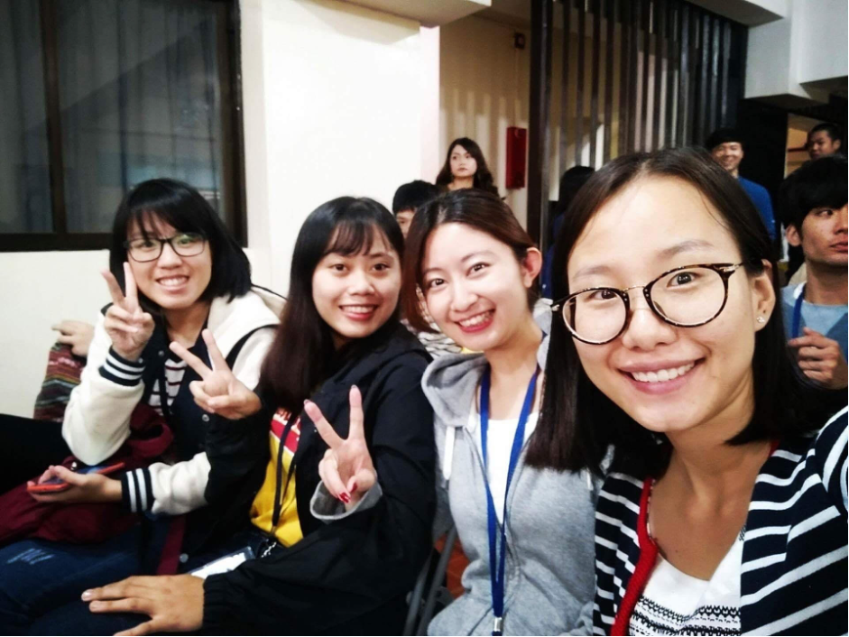 Kiều Trang cùng các bạn học tại MONOL