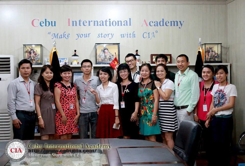 Trường Anh ngữ CIA trao chứng chỉ hoàn thành khóa học cho ba học viên Việt Nam
